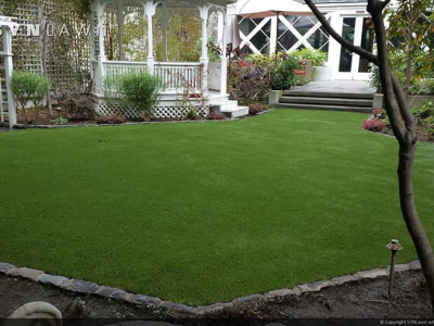 SYNLawn-artificial-grass-residential-backyard-gazeebo-trellis-garden